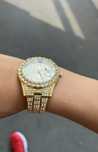 Relógio luxuoso de ouro e diamante