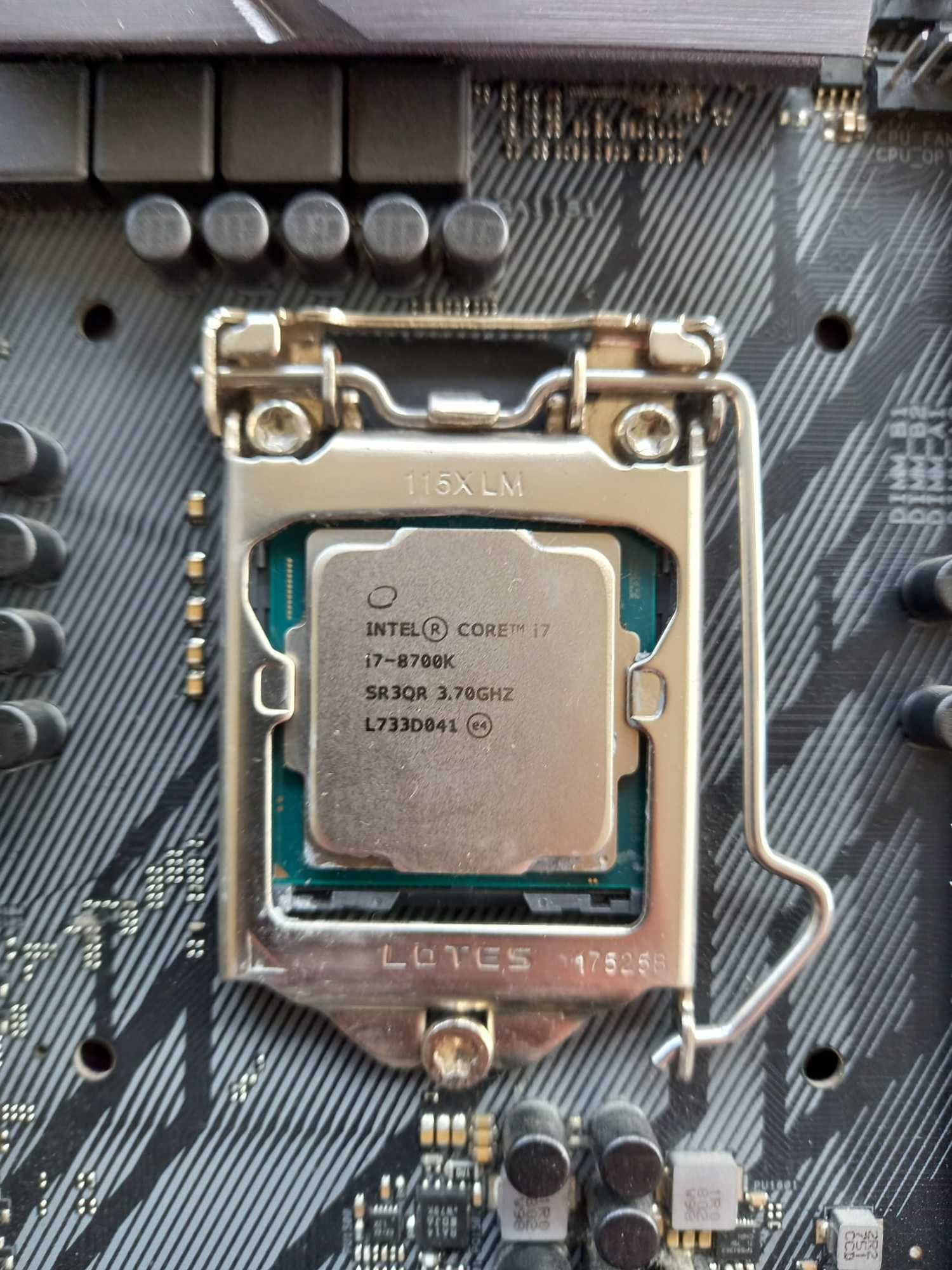 Intel i7 8700k + Rog Strix Z370-F Gaming + 16Gg Vengeance RGB