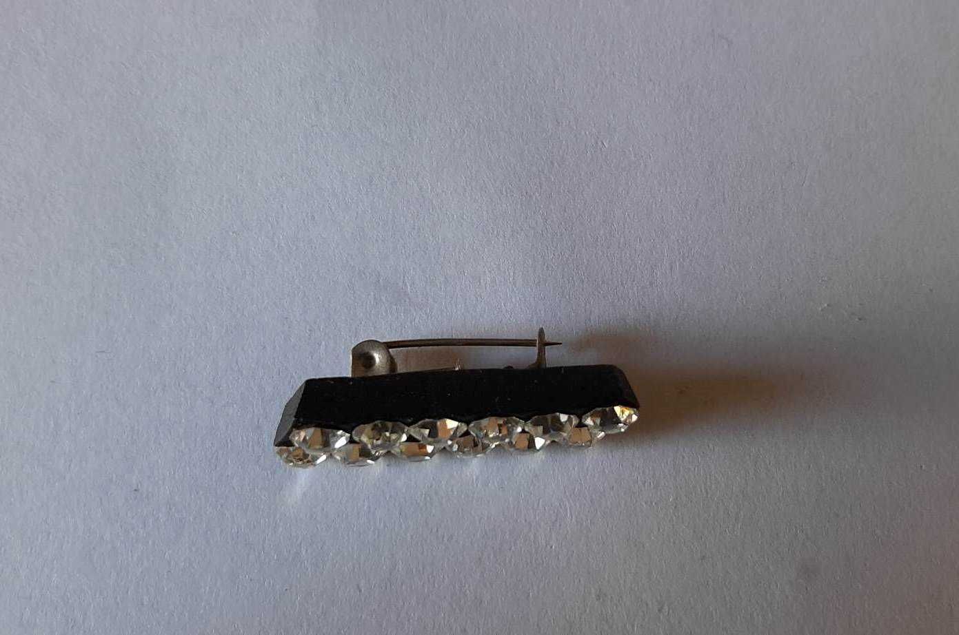Mała podłużna czarna broszka zapinka z kryształkami