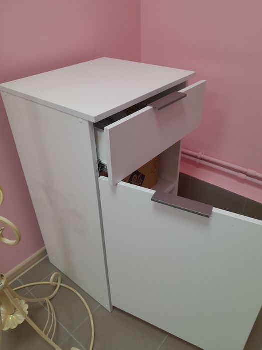 Нова, біла  шафа