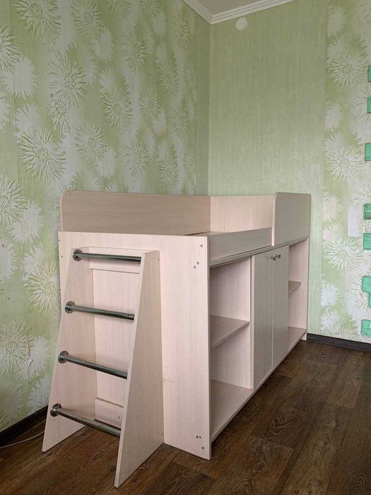 Кровать детская с мебелью