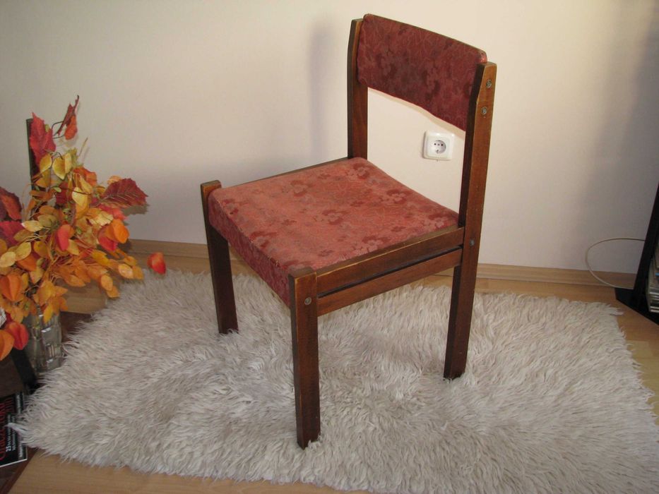 Solidne, drewniane krzesło tapicerowane PRL, Zamojskie Fabryki Mebli