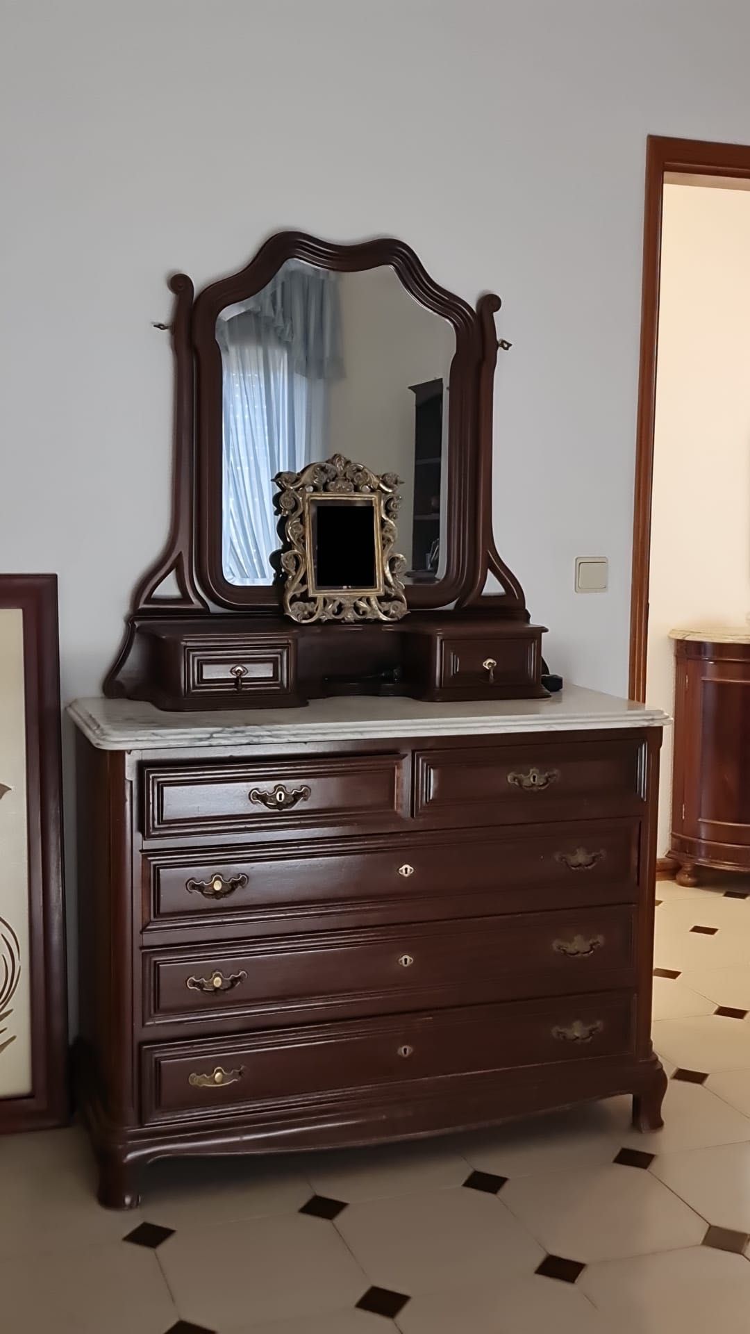 Cómoda com Espelho, Secretária e Mesa de Cabeceira em Estilo Clássico