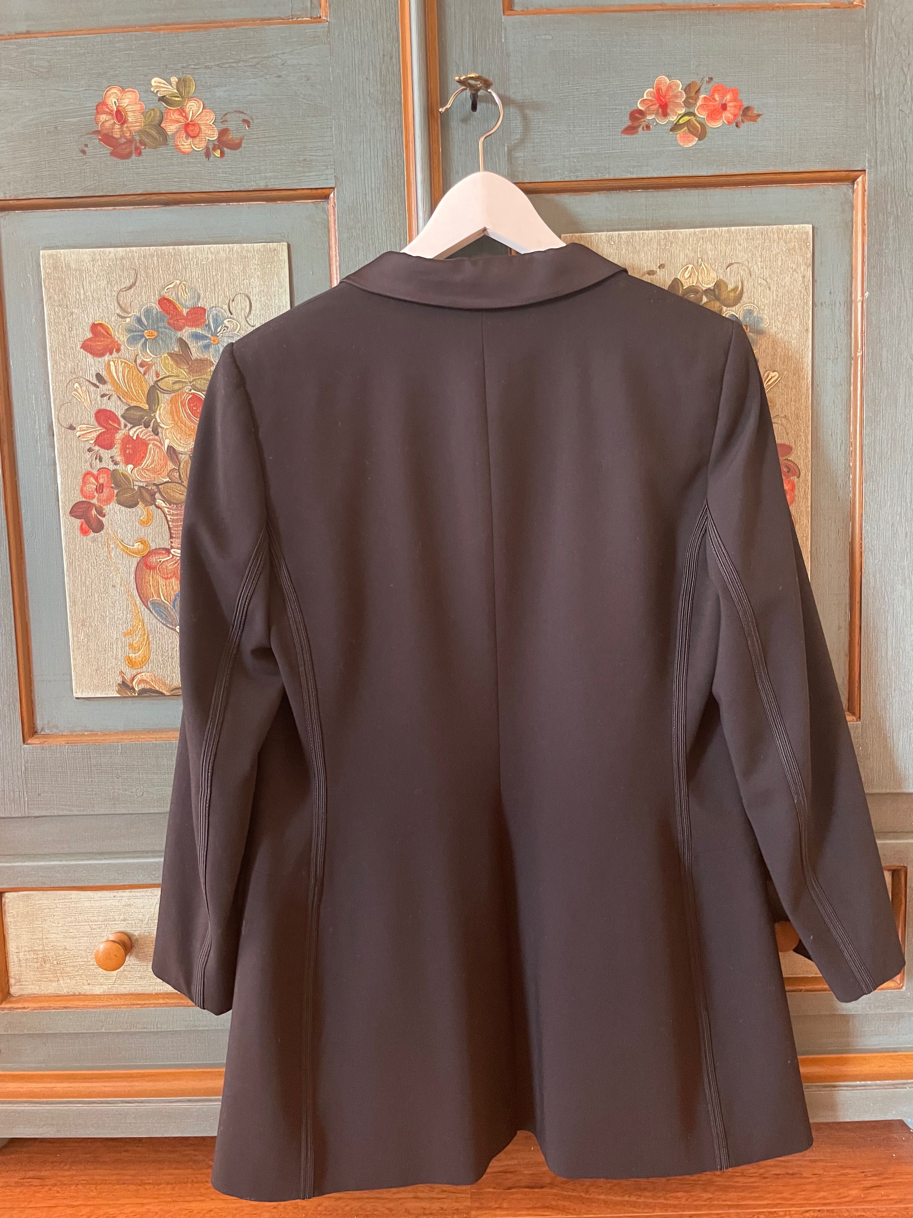 Lisboa/Cascais:
Vendo: Terninho preto Calvin Klein Tamanho M 30 Euros