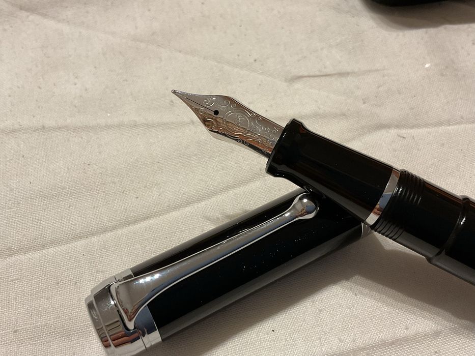 Caneta tinteiro Aurora com aparo ouro 14k