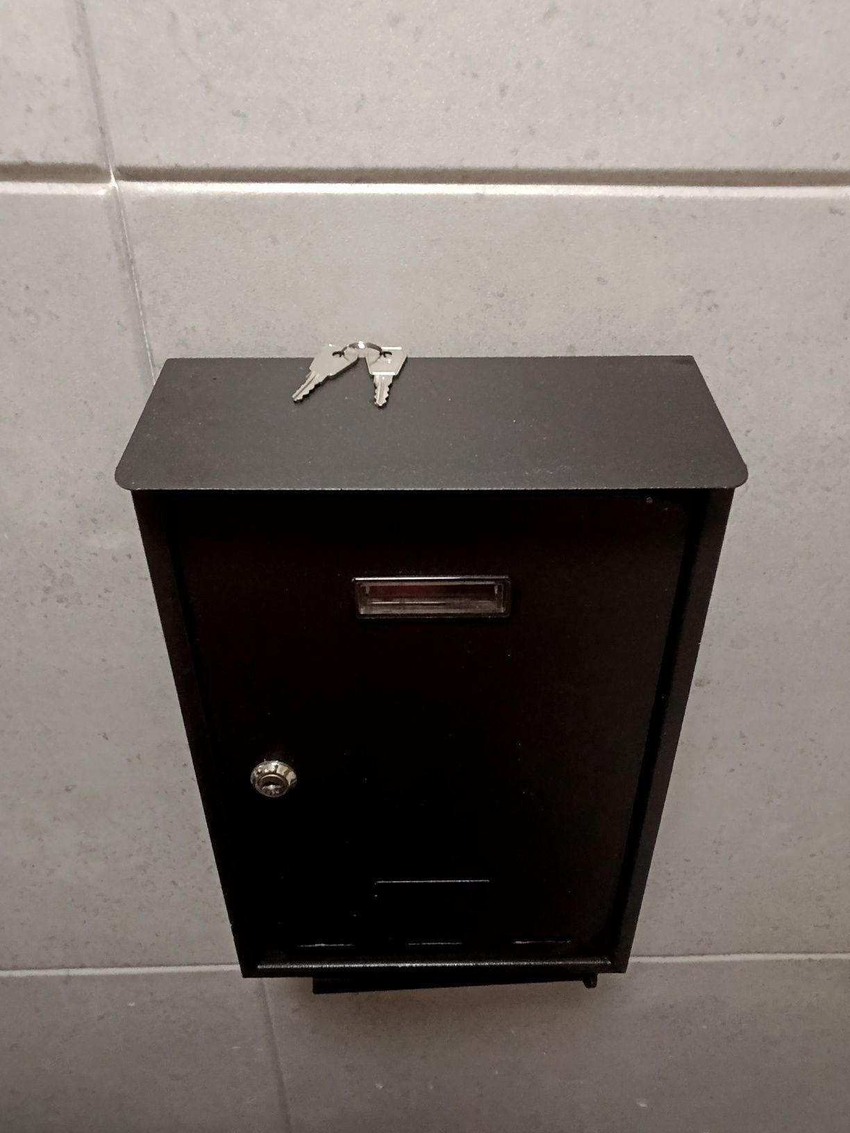 Czarna skrzynka na listy wrzutnia od góry 2 kluczyki w zestawie 22x33