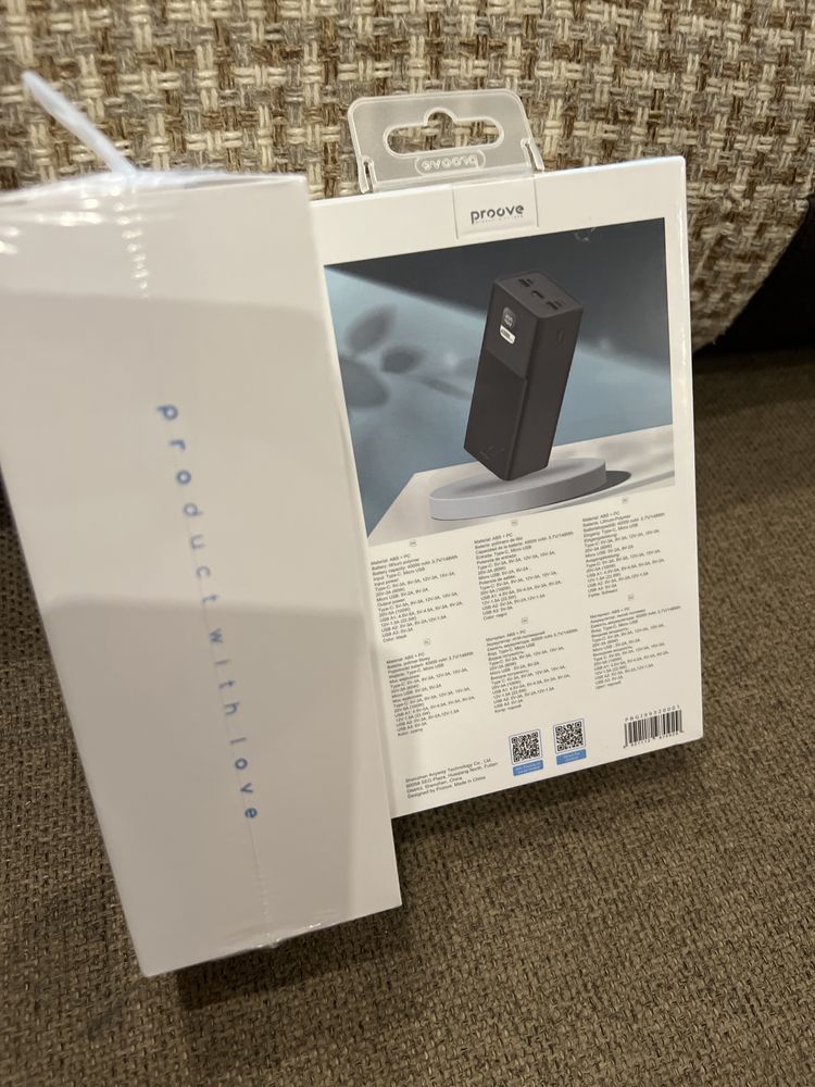 Білі та чорні Proove Power Bank для ноутбука та для телефона 100 ват