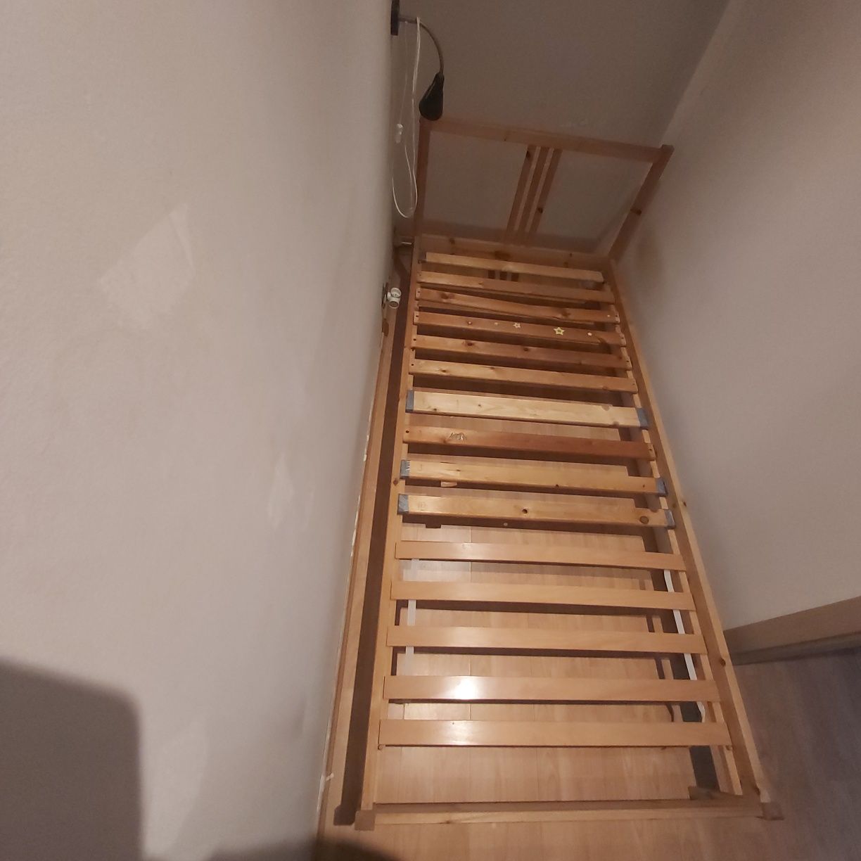 ŁÓŻKO  z materacem używane oddam za darmo . Rezerw. do 12.07 do g. 18