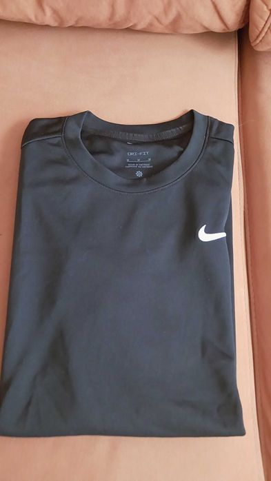 Camisola nike nova oferta de outra de outra marca preta ou vermelha