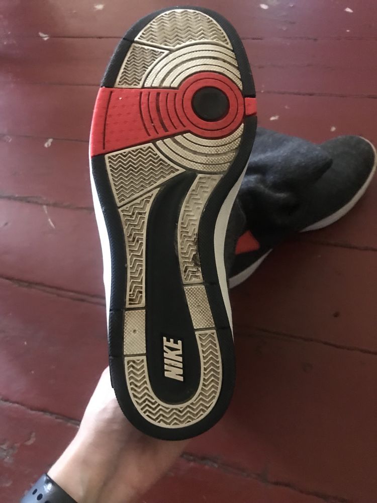 Ботинки nike сірі