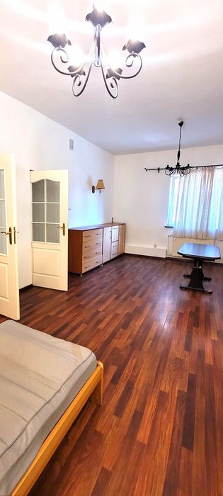Bardzo duża, wysoka i przestronna kawalerka 50m² w kamienicy z lat '90
