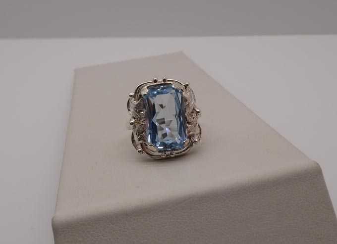 Przedwojenny srebrny pierścionek błękitny spinel listki z boku oprawy