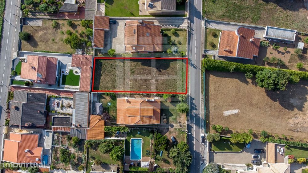 Terreno com 857 m2 para construção em Escapães