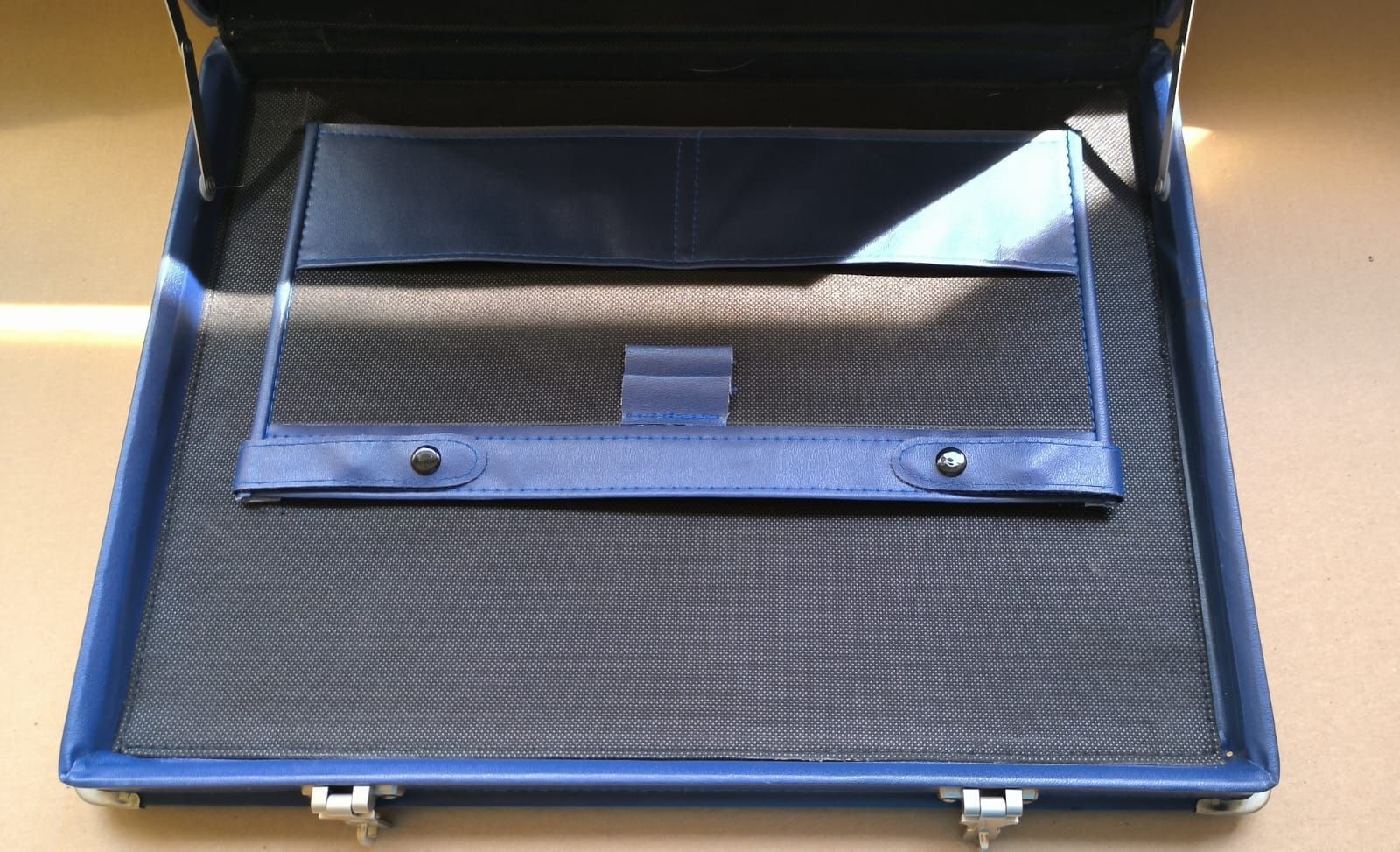 Синій чемодан BergHoff