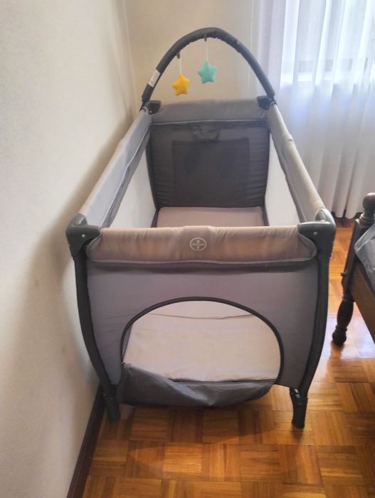 Cama de viagem em bom estado