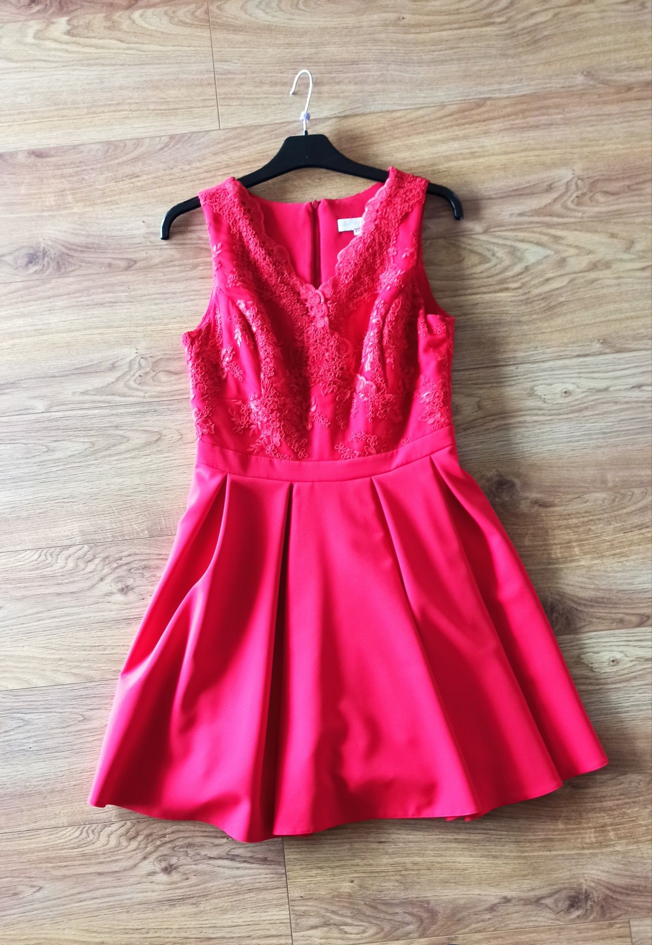 Czerwona sukienka koktajlowa z koronką