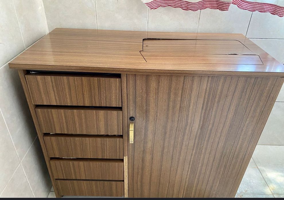 Máquina Costura Elétrica com Móvel