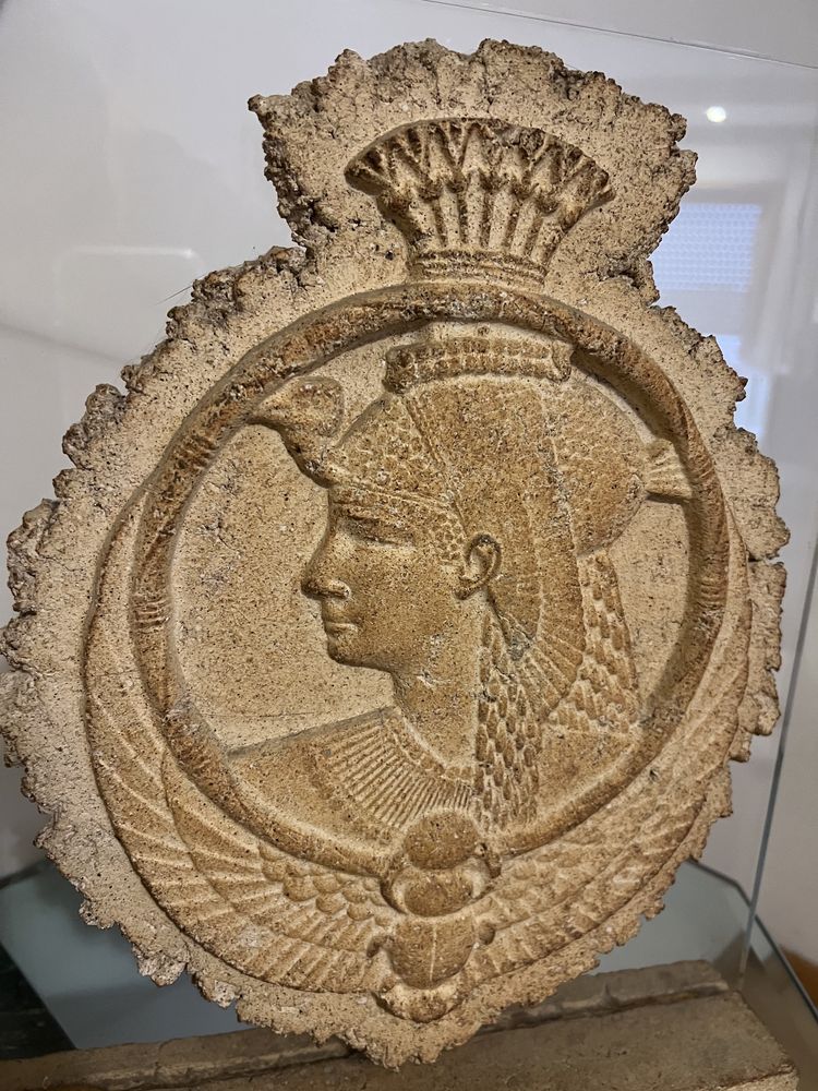 Peça decorativa com deusa Egípcia