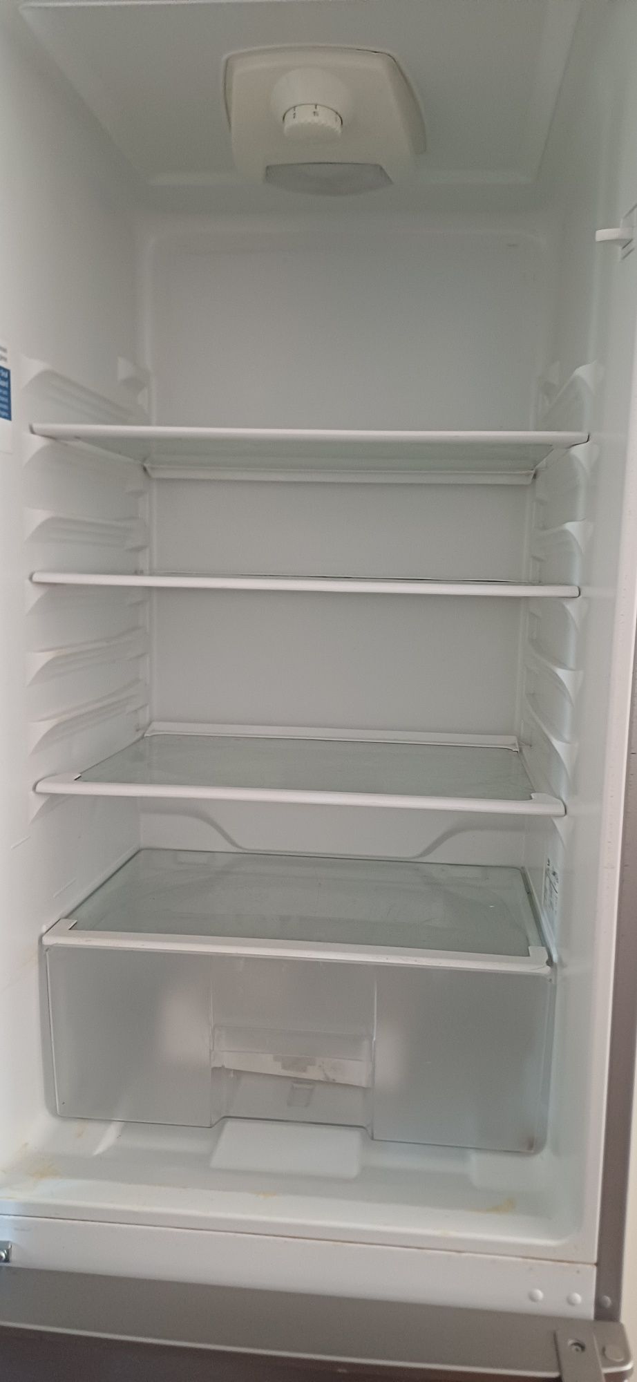 Sprzedam lodowke Beko jest uszkodzona!!!