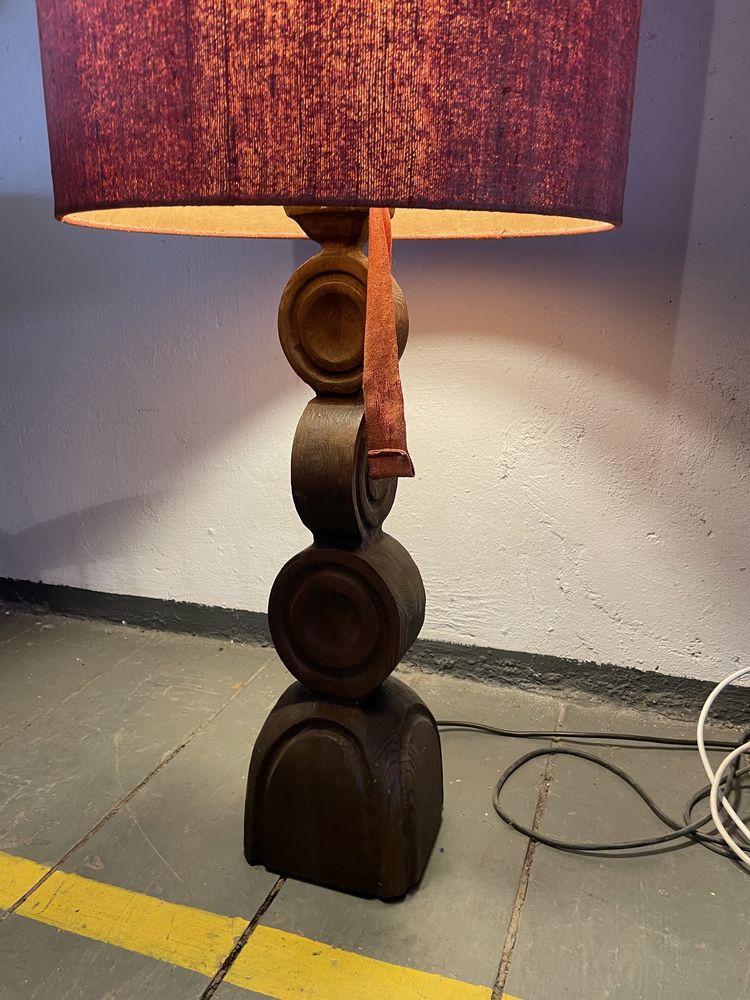 Lampa podlogowa z drewnianą rzeźbioną podstawą, Niemcy lata70. Vintage