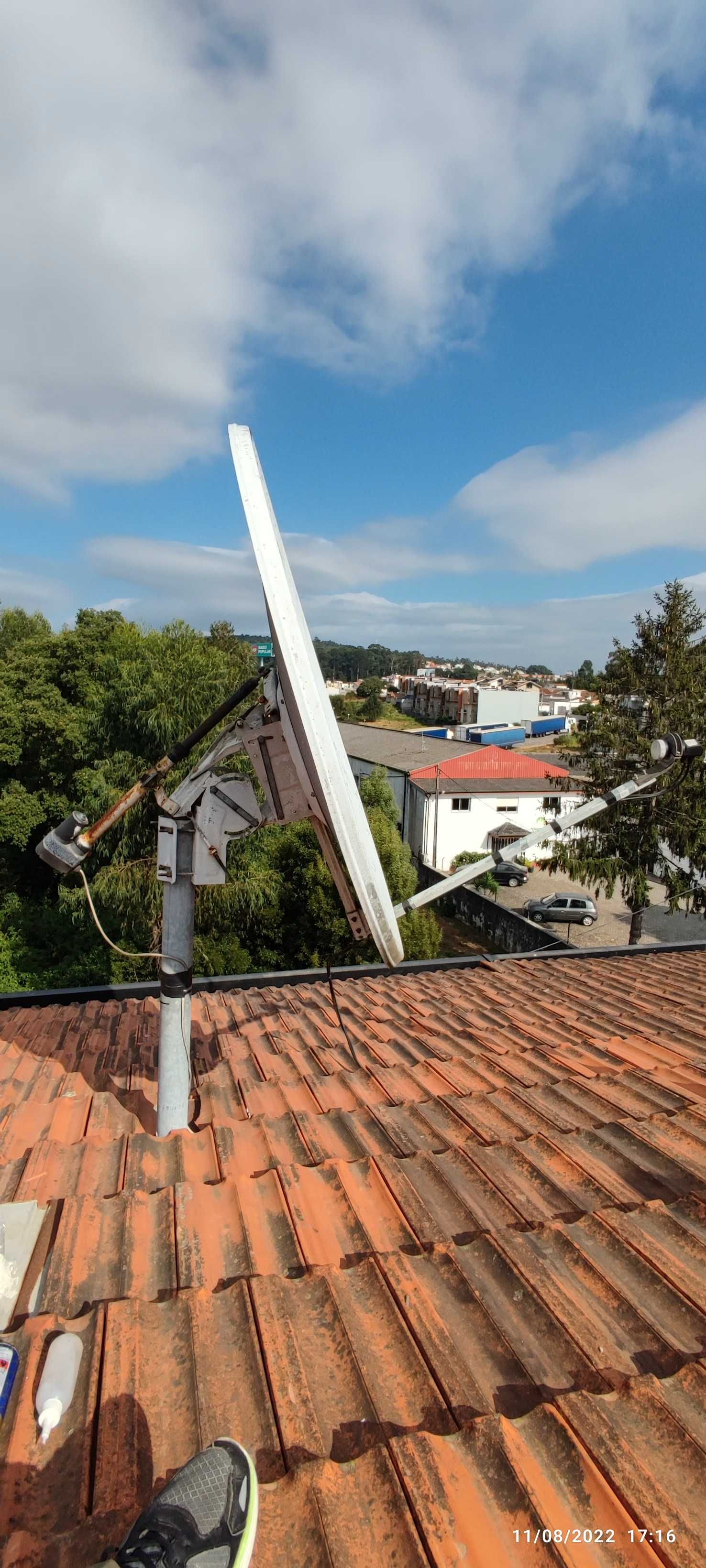 Vendo Antena Parabólica Rotativa de 1.20mt offset, prato em alumínio.