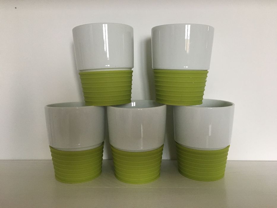 Komplet ceramicznych kubków z silonowym uchwytem