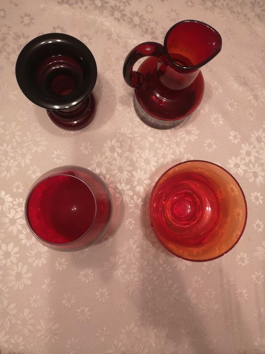 Czerwone szkło, zestaw x2 wazony, kielich, miska PRL
