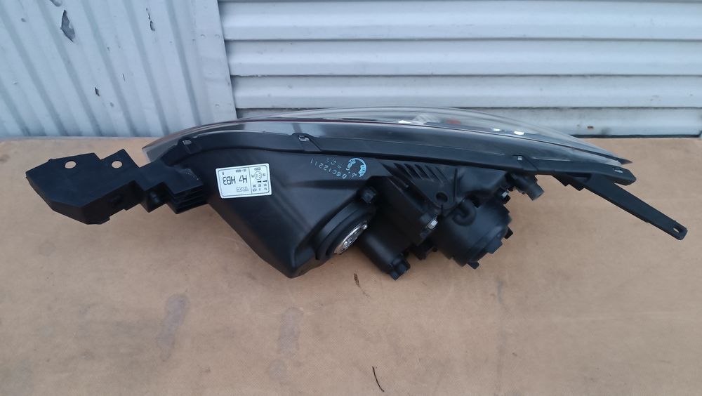 Vendo farol direito de Mazda 3 ano 2003/05