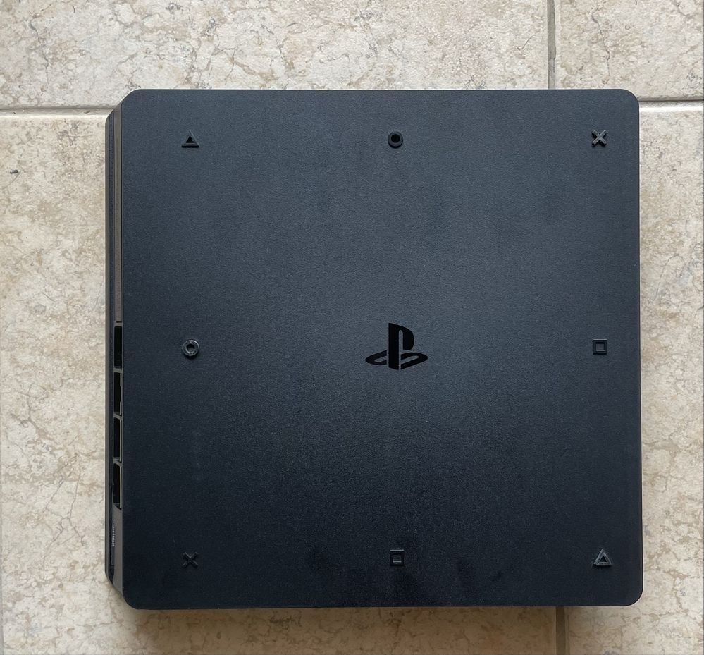 PS4 Slim (1 TB) + 2 comandos + 5 Jogos