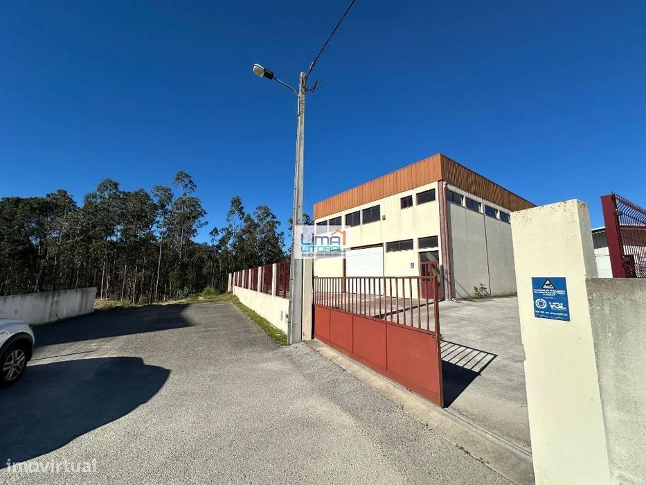 Armazém com escritórios e logradouro - Ortigosa - Leiria