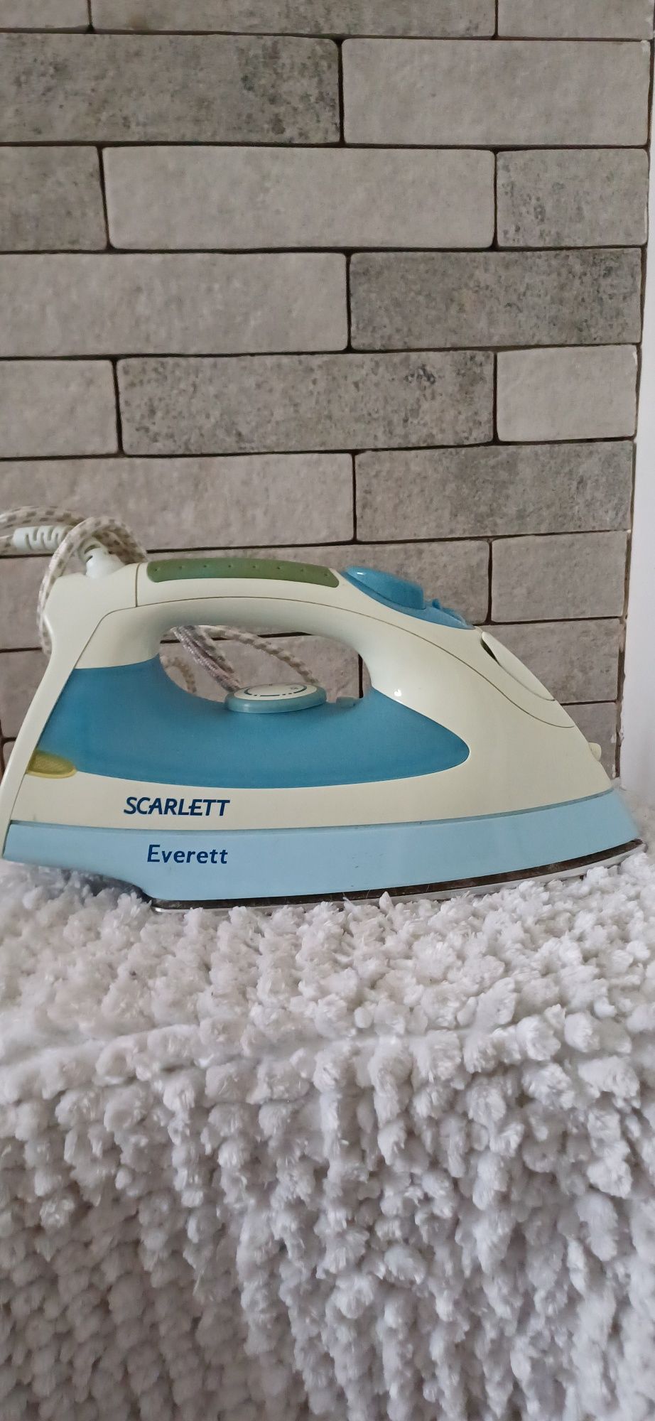 Продам утюг Scarlett.