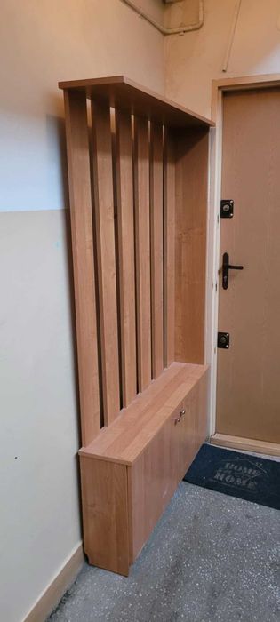 Wieszak na ubrania z szafką i półką