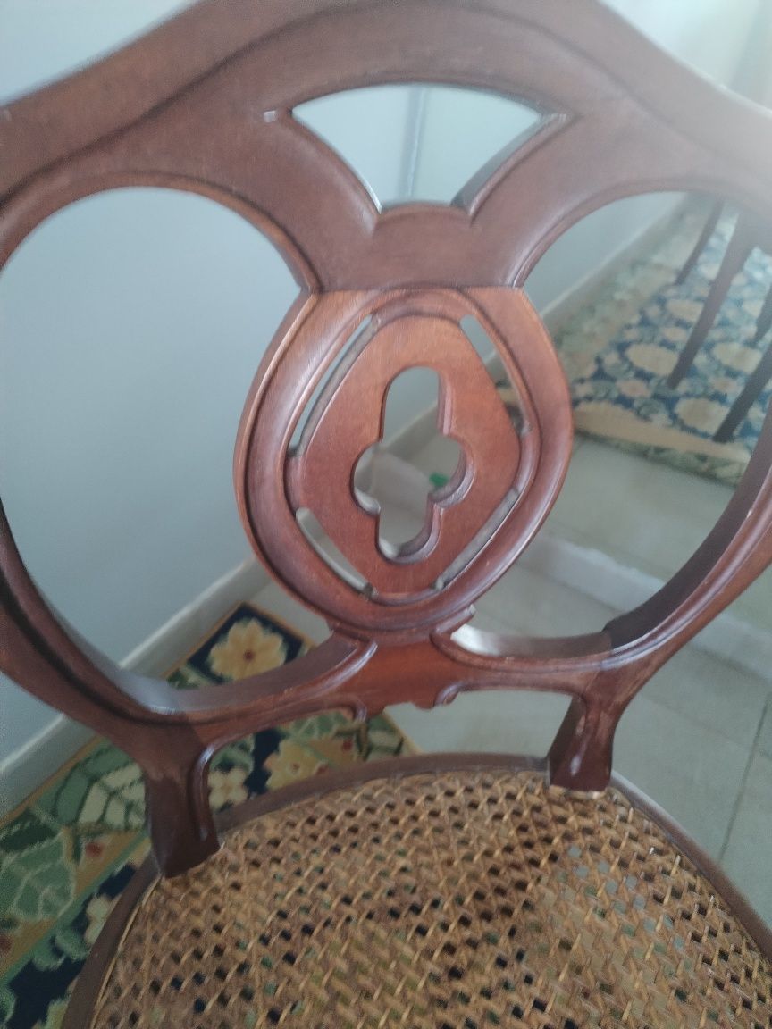 Conjunto cadeiras em palhinha de sala .