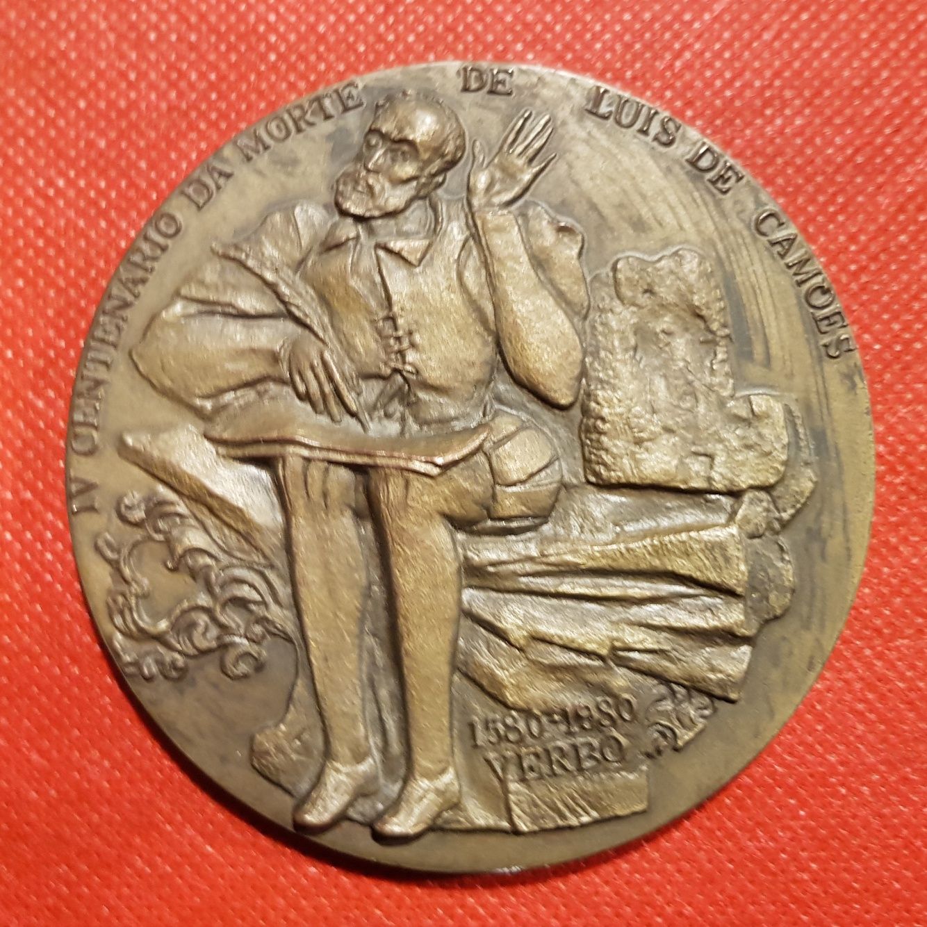 Medalha em bronze alusiva a Luís de Camões