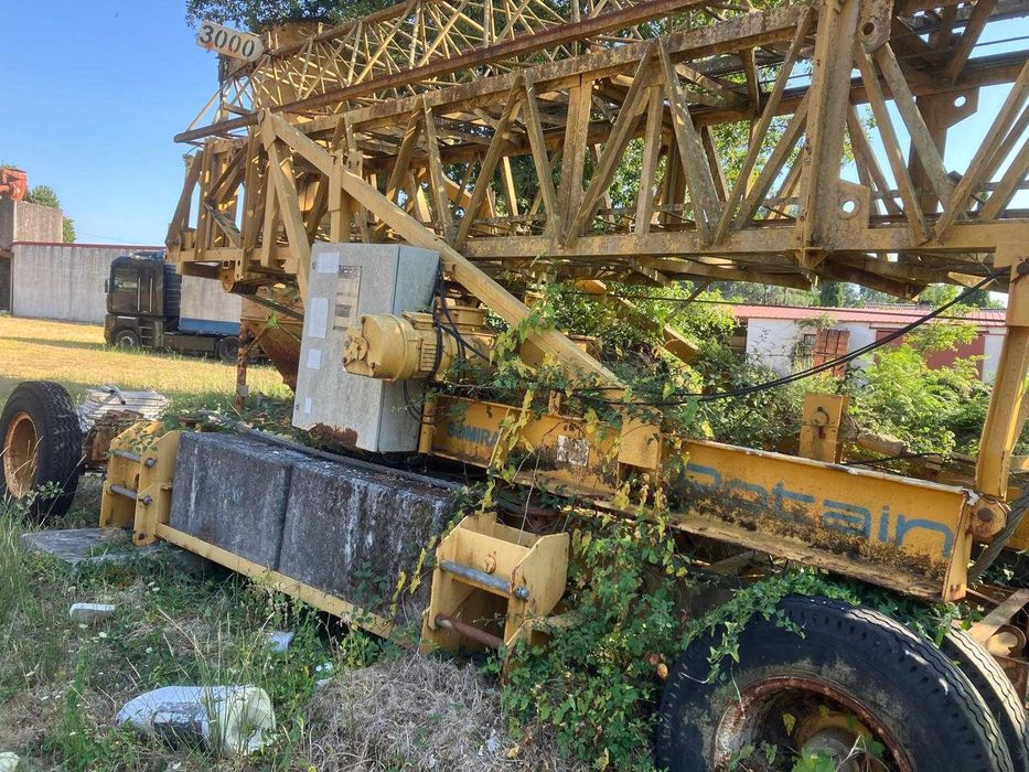 •	Grua Automontante Potain 215B