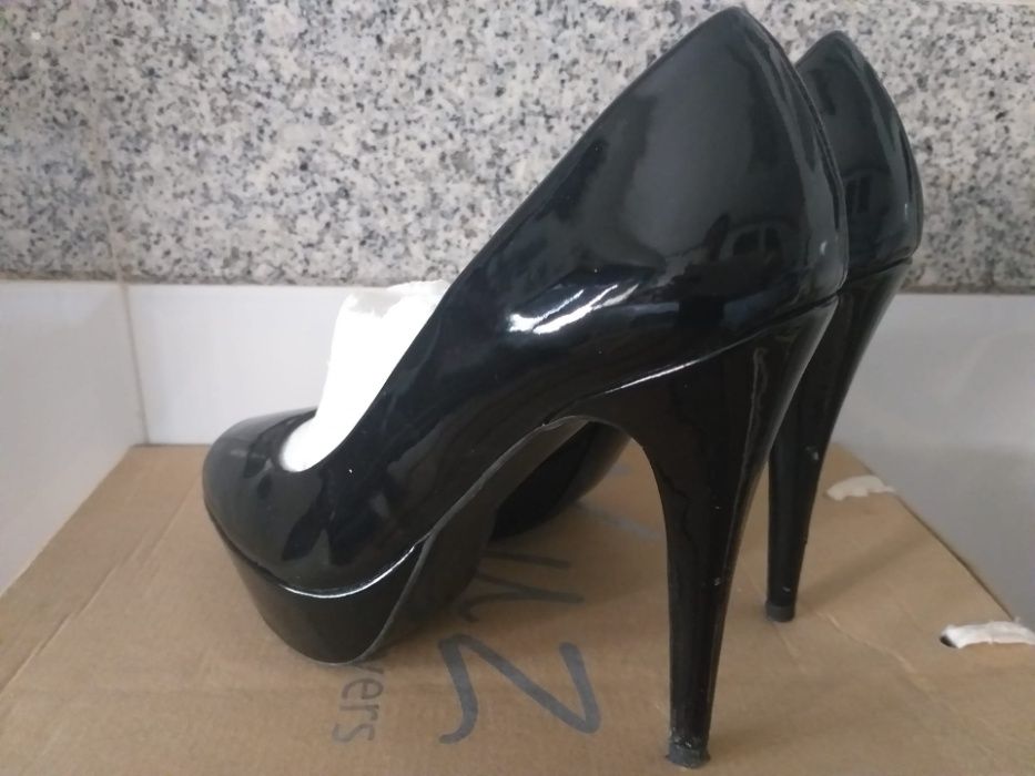 Sapatos em verniz preto da ZARA: TAM: 38