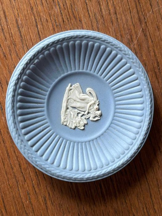 Błękitny talerzyk Wedgwood greccy bogowie porcelana biskwitowa
