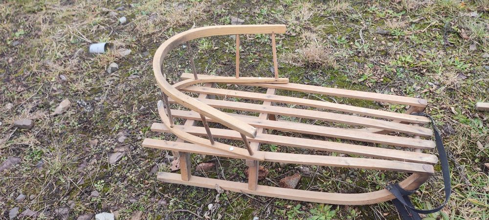 Sanki drewniane z oparciem