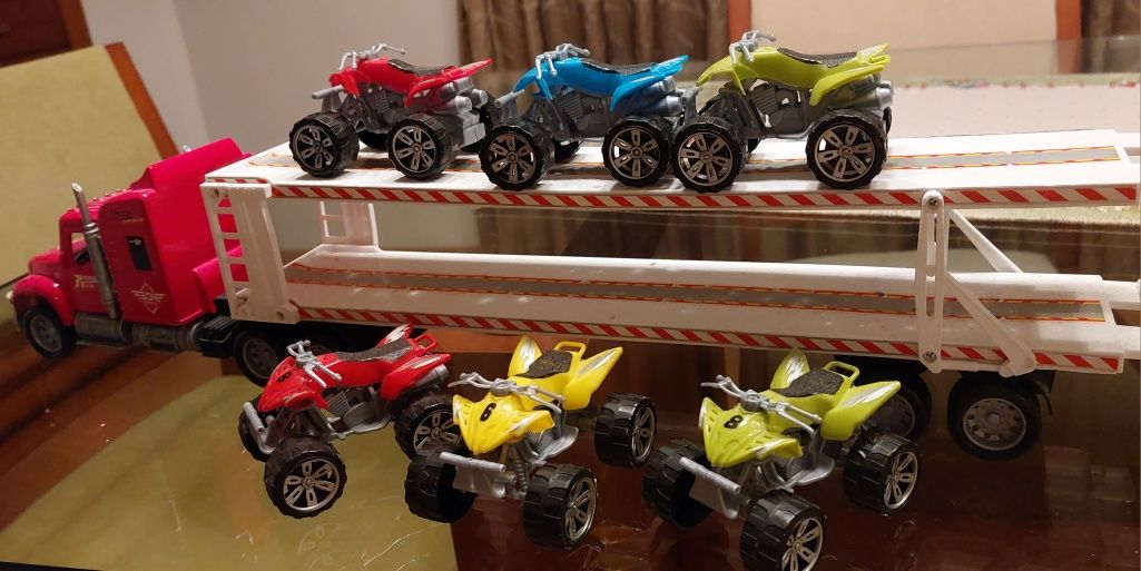 Camiao de 2 níveis carregado de motos quatro