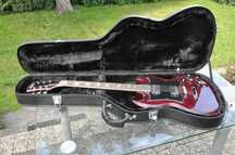 Gitara elektryczna SG firmy Avon z futerałem.