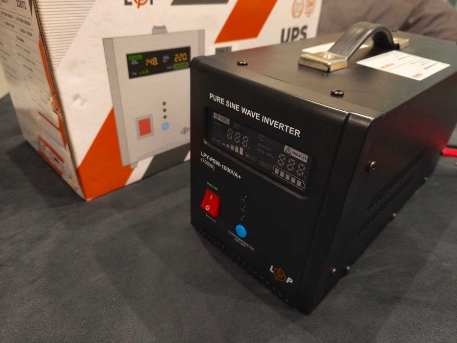 ИБП/Инвертор с зарядкой LogicPower (12V/700W). Новый