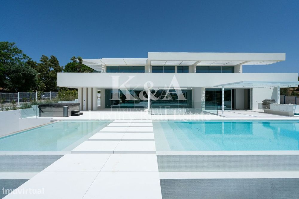 Moradia V6 contemporânea com vistas panorâmicas no Triangulo Dourado,