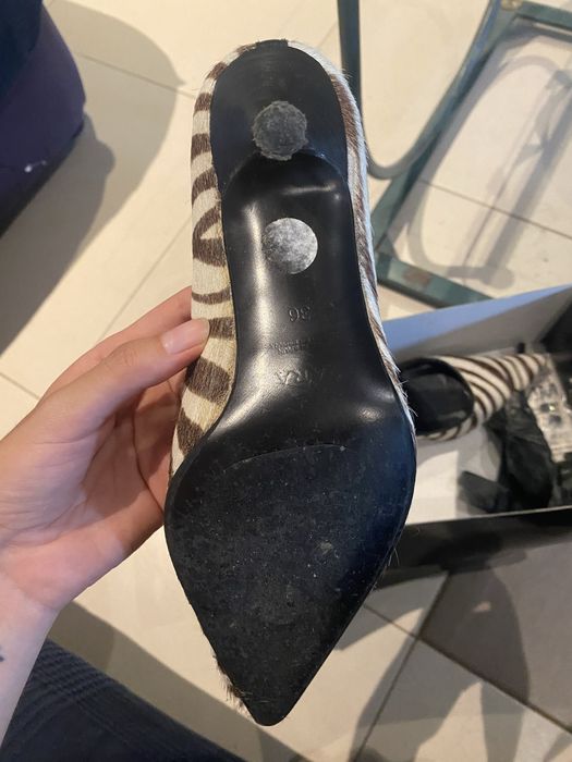 Sapatos salto alto zebra