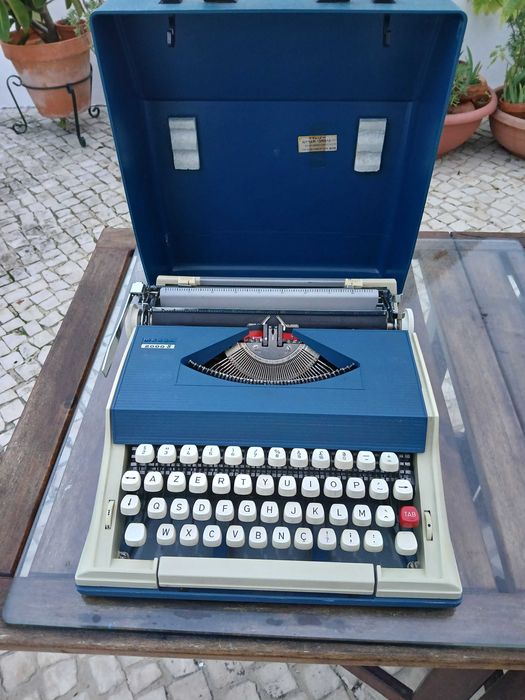 Máquina de escrever pequena de marca MESSA