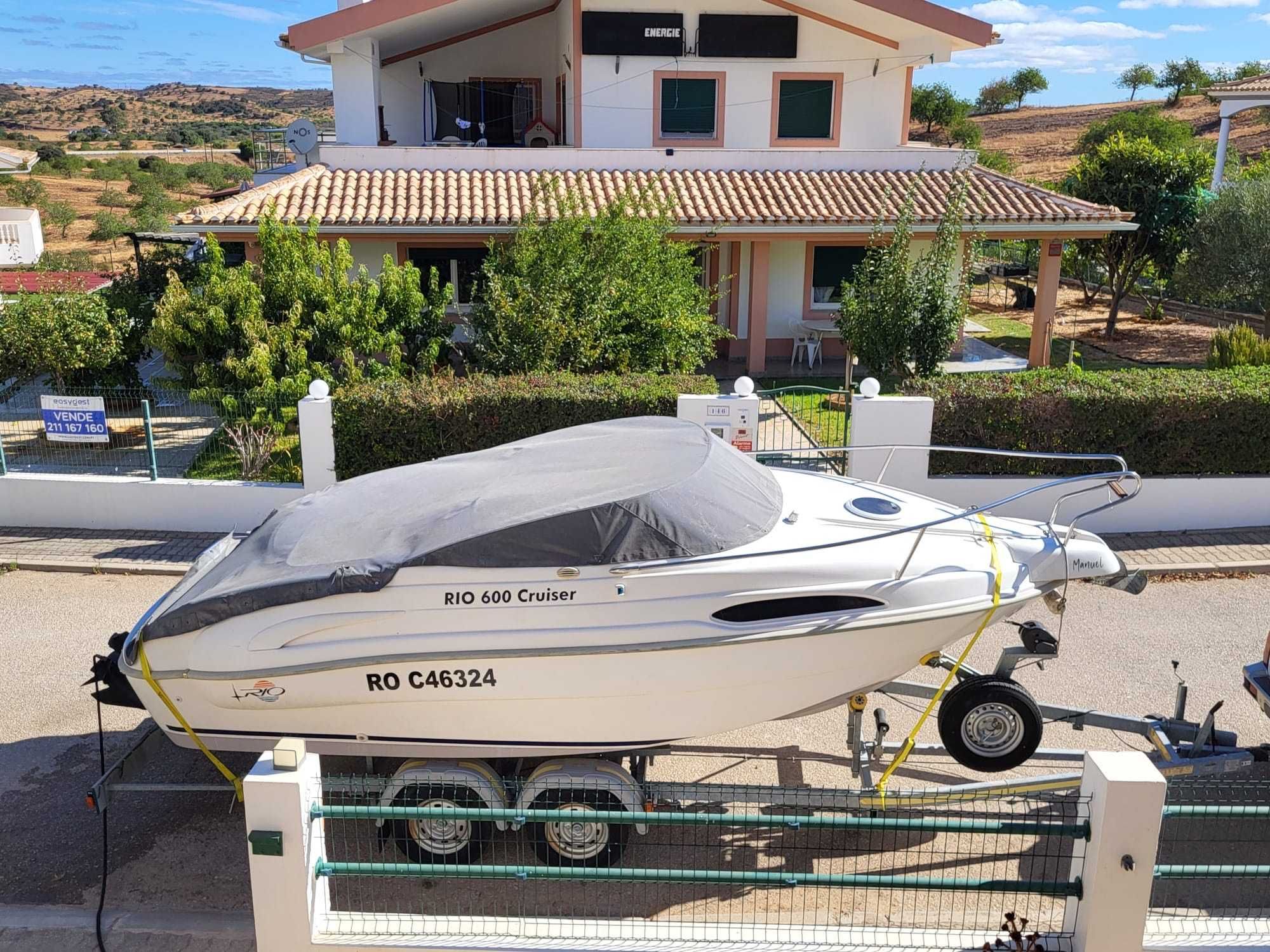 Lindo barco de recreio
