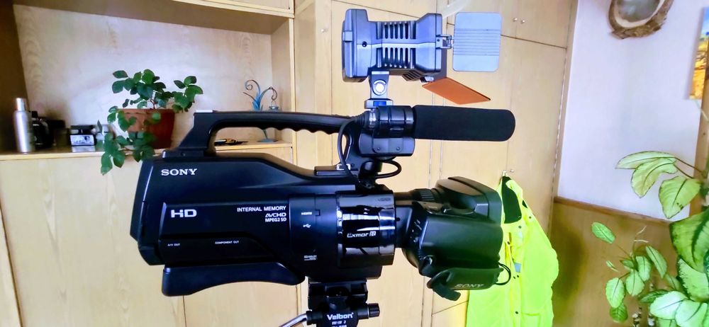 Професійна Відеокамера Sony HXR-MC1500P (повний комплект оператора)