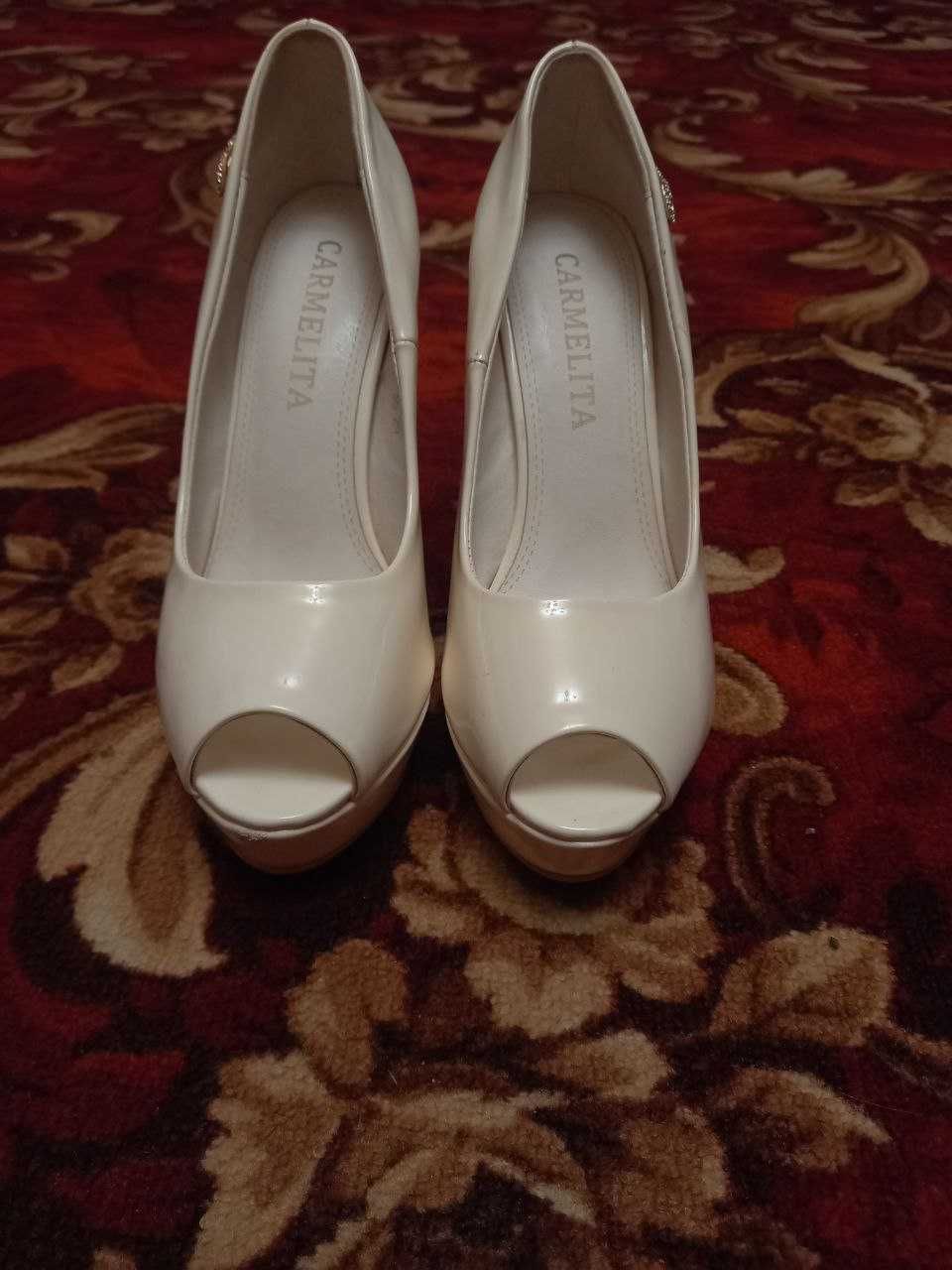 Жіночі туфлі Carmelita, 36 розмір,  550гривень