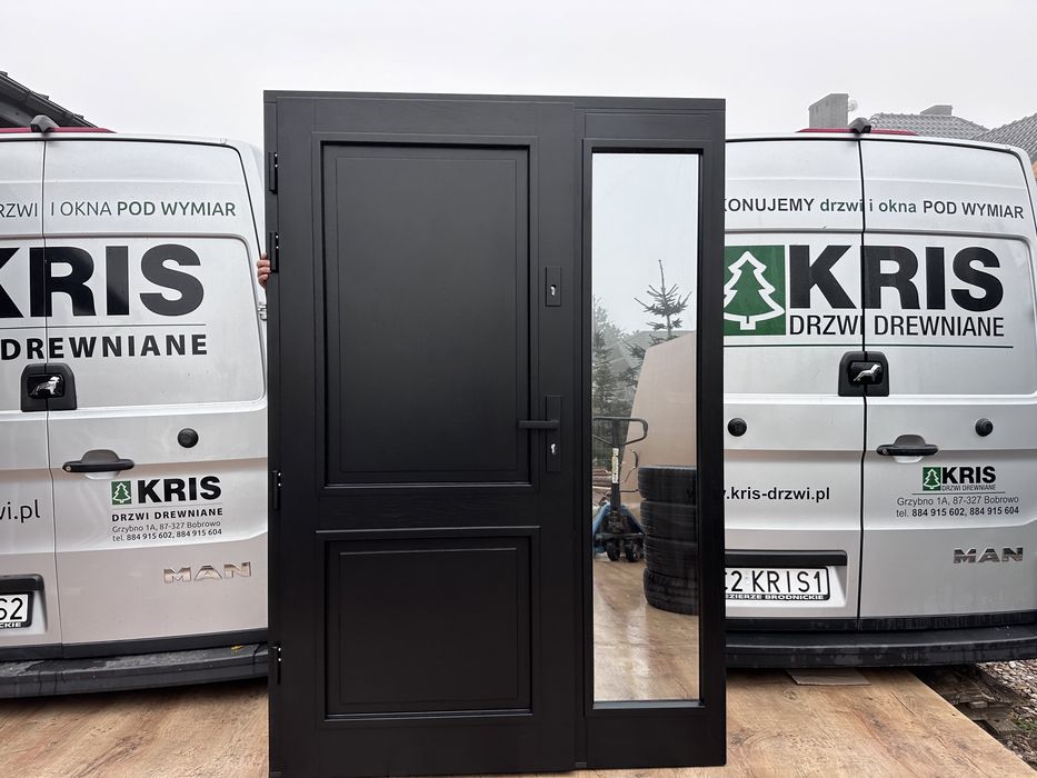 Drzwi zewnętrzne drewniane z doświetlem czarne Na wymiar Montaz Polska