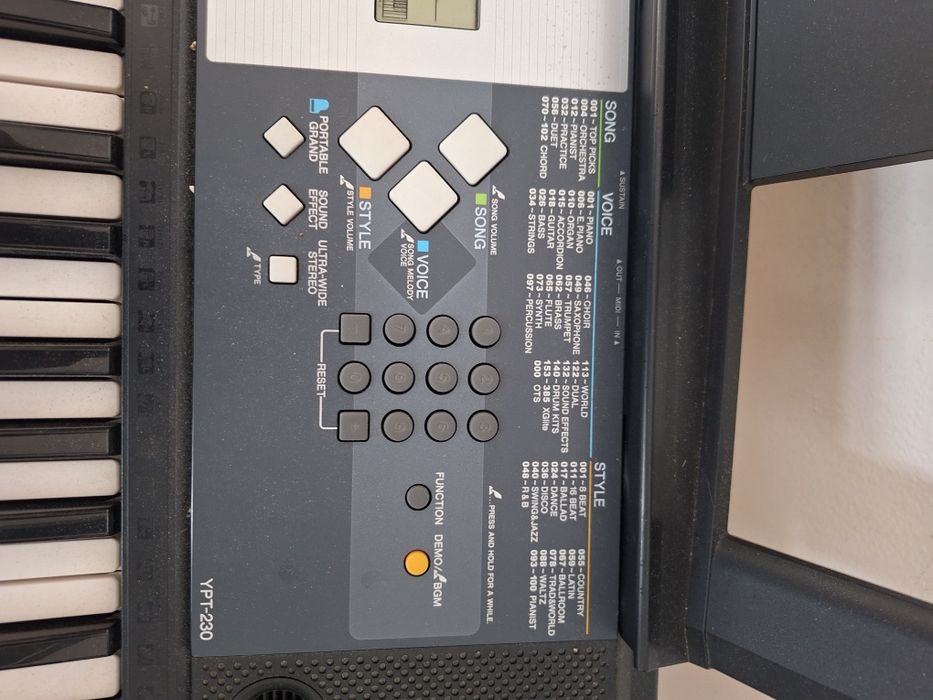 Keyboard Yamaha YPT-230 ze stojakiem