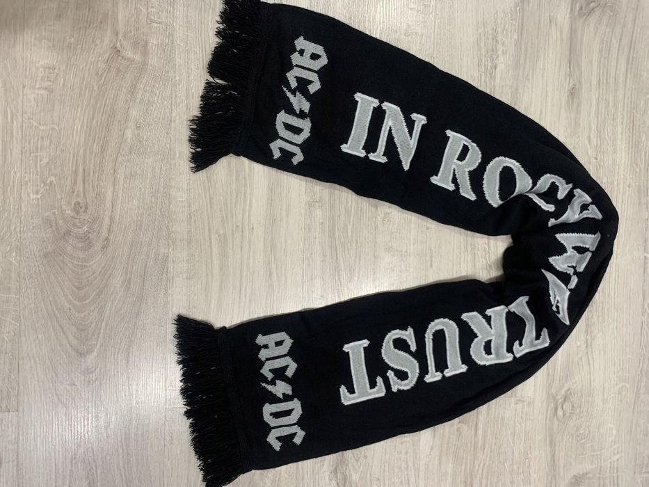 Шарф с логотипом легендарной рок группы